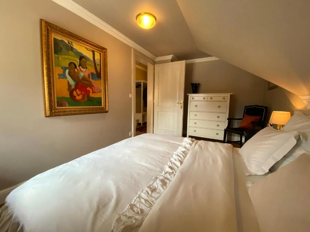 Queen-size bed in the Suite with Lake View